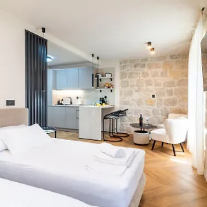  Apartment Centre In Stone House